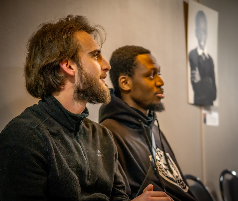 Réunis autour d'une raclette, l'équipe de la mission Road Tree'P 2023, comprenant Griots Prod., se remémore et discute du voyage écologique à travers le Maroc, la Mauritanie et le Sénégal. Au-delà d'une aventure de plantation d'arbres, cette expérience unique a transformé des inconnus en une famille soudée. La soirée de bilan devient le moment propice pour partager les souvenirs de la traversée de Paris à Algesiras, des plantations au Maroc, de la Mauritanie au Sénégal. Une odyssée qui a forgé des liens profonds et des moments mémorables, illustrant la puissance de l'engagement collectif pour la préservation de notre planète.