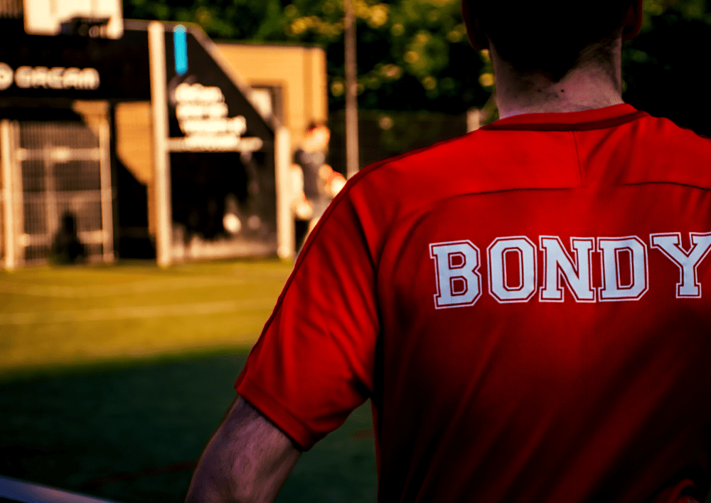Notre documentaire immersif avec le Bondy Cécifoot Club dévoile les coulisses, l'histoire et les aspirations profondes des dirigeants et membres du club, capturant l'aventure de l'intérieur.
Au cœur de la Seine-Saint-Denis, notre équipe a plongé avec les différentes équipes du Bondy Cécifoot Club pour vivre l'aventure de l'intérieur. Notre documentaire captivant ne se contente pas de saisir les instants de jeu, il explore également les coulisses du club, revenant sur son histoire, son identité et les aspirations profondes des dirigeants qui les guident avec détermination.