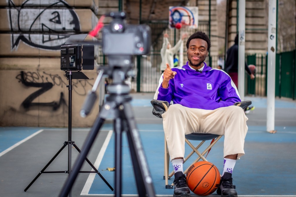 Plongée au cœur de l'effervescence du centenaire du PUC Basket-Ball, l'équipe de Griots Prod. a officiellement donné le coup d'envoi du tournage de leur documentaire événementiel. Les caméras se sont mises en marche pour capturer l'essence du PUC, mêlant habilement images d'archives d'une époque révolue à des séquences cinématographiques contemporaines, évoquant ainsi un siècle de passion et de dévouement.
